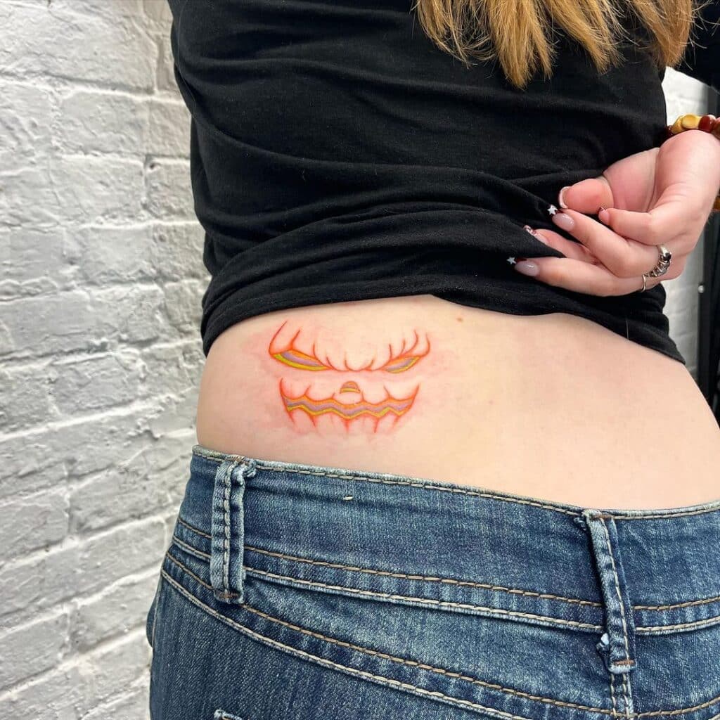 20 tatuajes únicos en la parte baja de la espalda para mujeres que debes ver