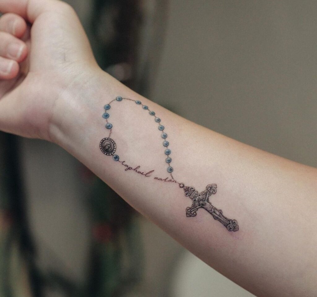22 potenti tatuaggi a croce per donne in contatto con la fede