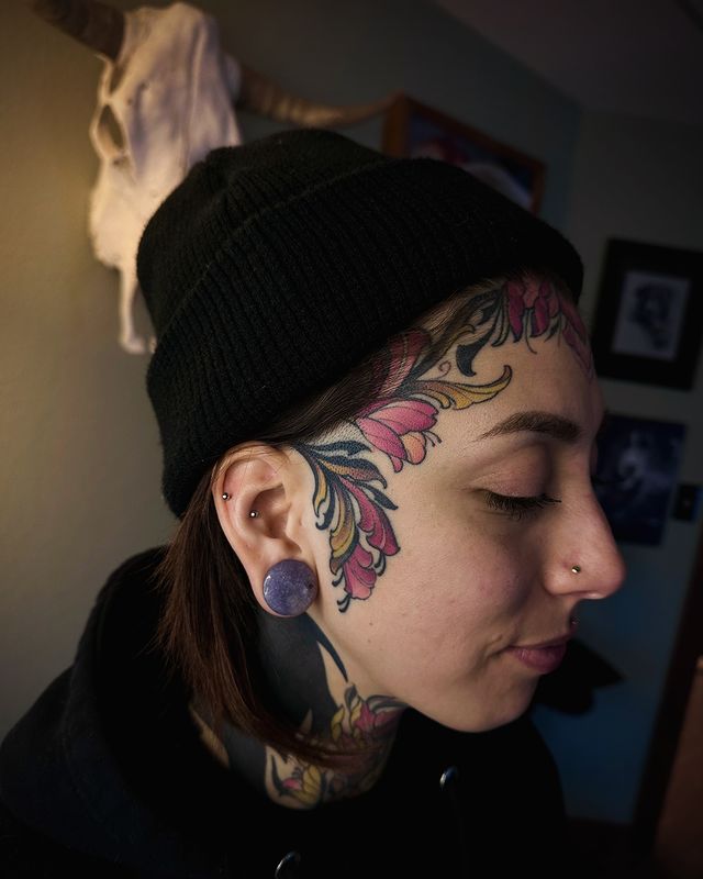 24 ideias fascinantes de tatuagens no rosto para mulheres