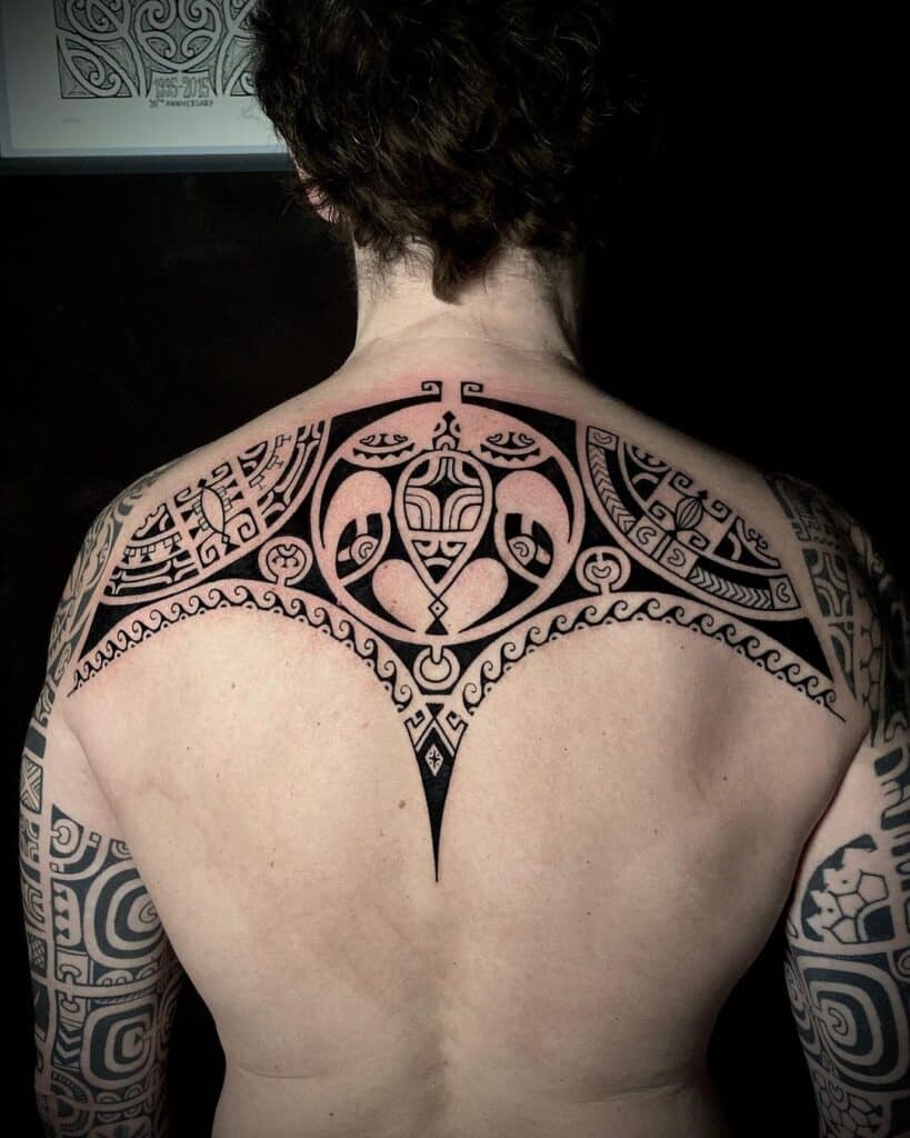 20 idee di tatuaggio polinesiano d'élite che celebrano l'arte antica