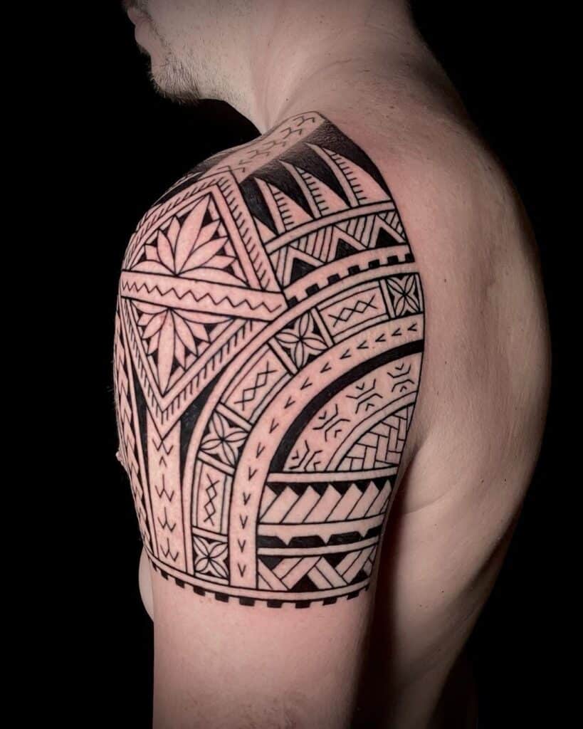 20 idées de tatouage polynésien d'élite qui célèbrent l'art ancien
