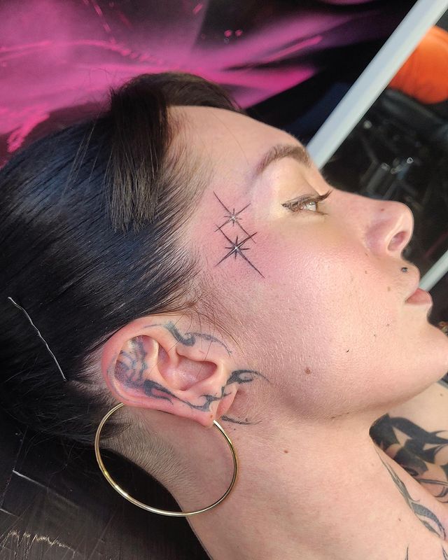 24 idées fascinantes de tatouages faciaux pour les femmes