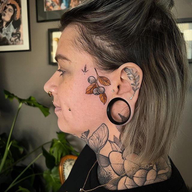 24 affascinanti idee di tatuaggi facciali per donne