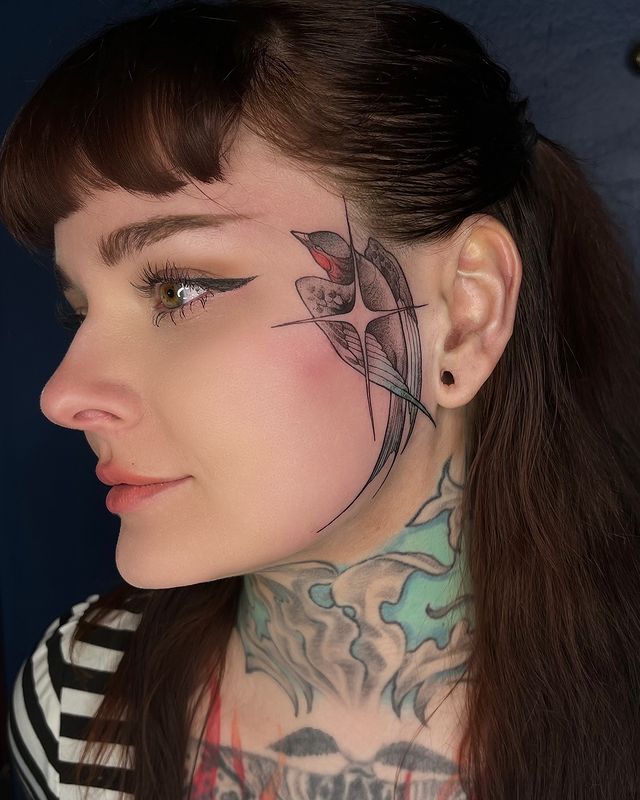 24 affascinanti idee di tatuaggi facciali per donne
