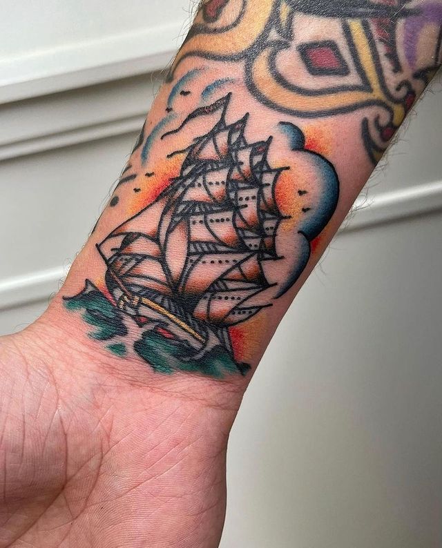 22 tatuagens de navio impressionantes para despertar o seu marinheiro interior